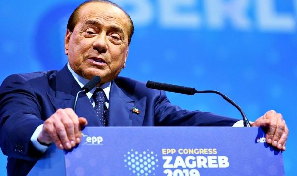 Silvio Berlusconi cade a Zagabria nella calca per i selfie: solo una leggera contusione per il leader di Forza Italia