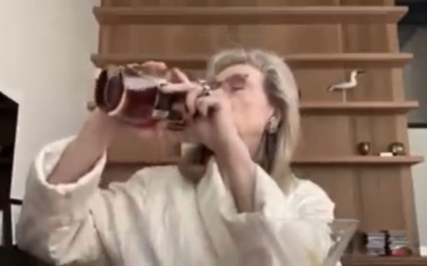 La diretta video di Meryl Streep che canta e beve in accappatoio bianco: il popolo di Zoom impazza (VIDEO)