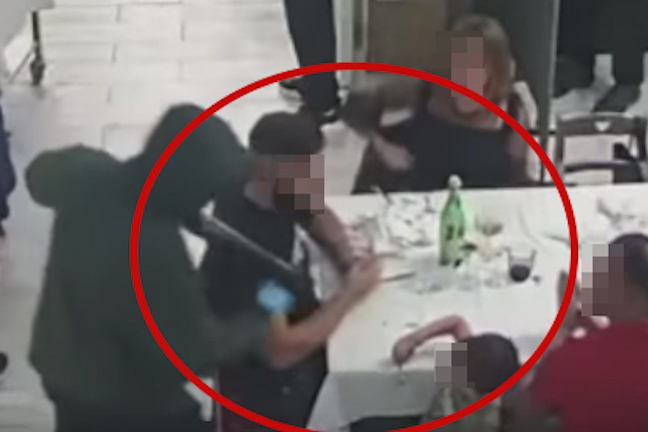 Rapina in una pizzeria a Napoli: i rapinatori puntano le armi anche sui bambini (VIDEO)