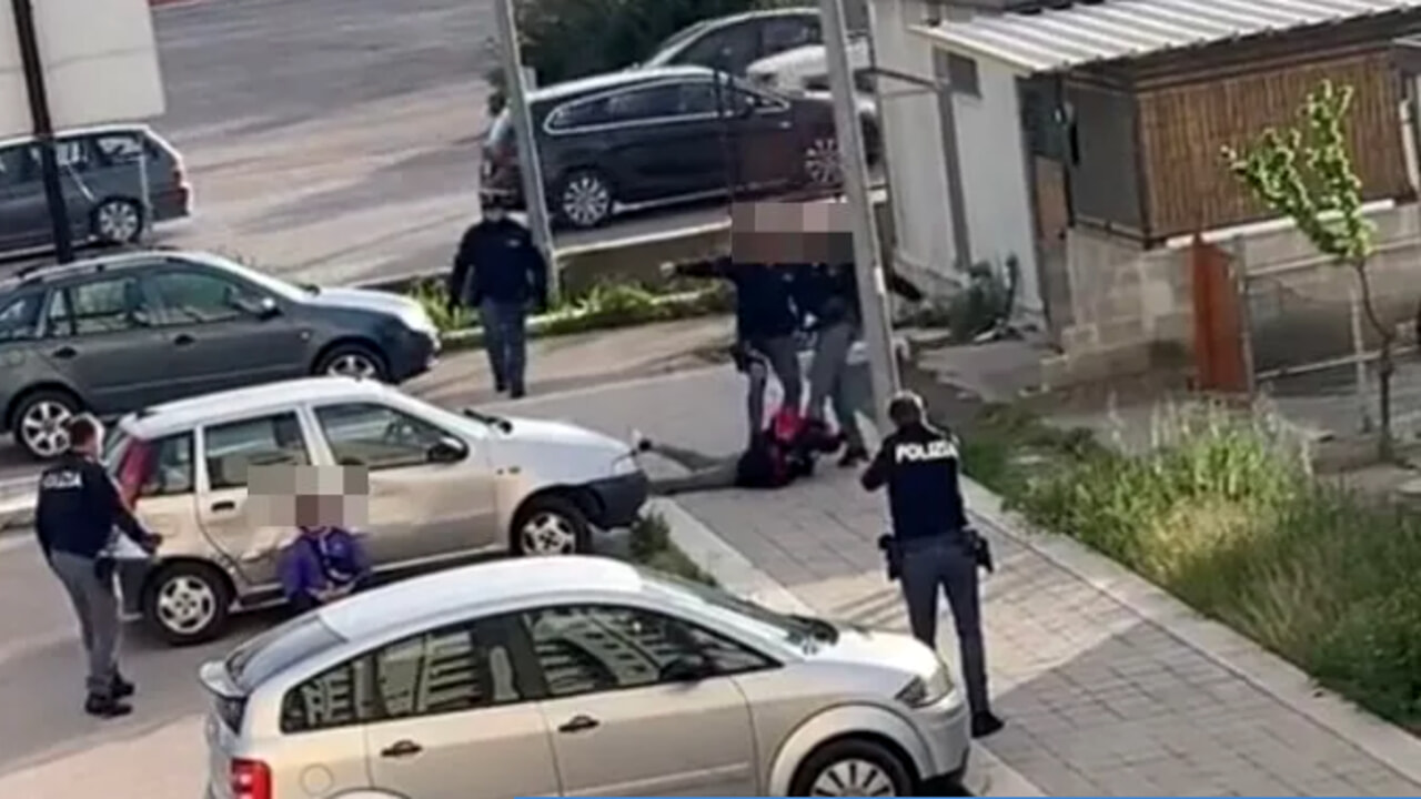 Cronaca Italiana: a Foggia poliziotto tira un calcio in faccia a ragazzo (VIDEO)